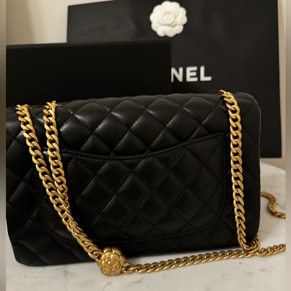 NWT Chanel 23S Camellia adjustable Black Lambskin bag with aged gold hardware - Picture 3 of 12